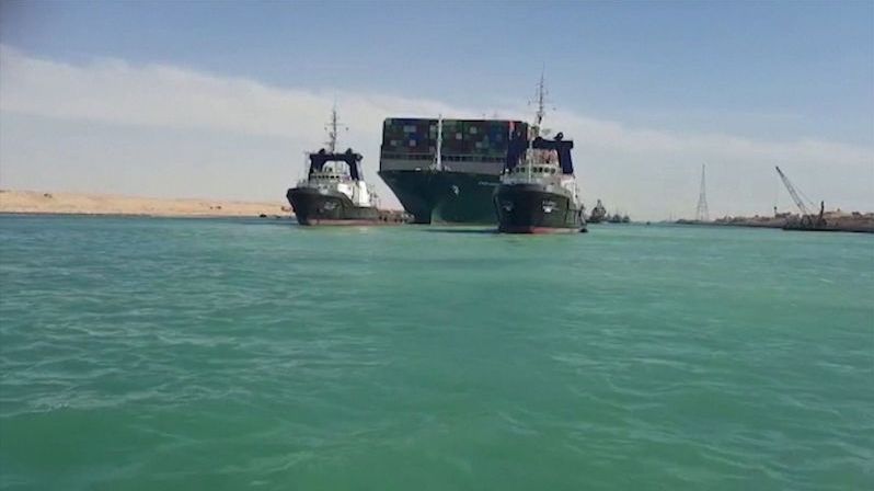 Konečně: Suezský průplav je uvolněn